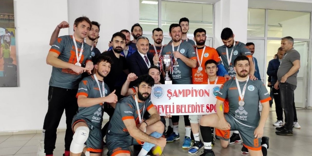 Develi Belediyespor şampiyonluk kupasını kaldırdı