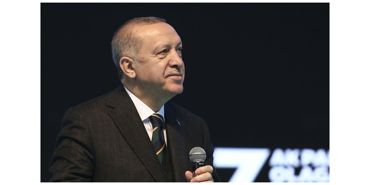 Cumhurbaşkanı Recep Tayyip Erdoğan, bin 428 geçerli oyun tamamını alarak yeniden AK Parti Genel Başkanı seçildi.