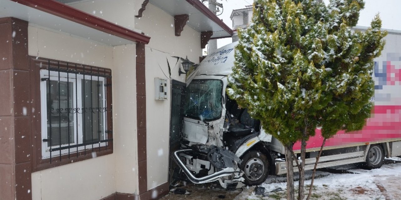 Aksaray’da çarpışan kamyonetlerden biri muhtarlığa girdi: 4 yaralı