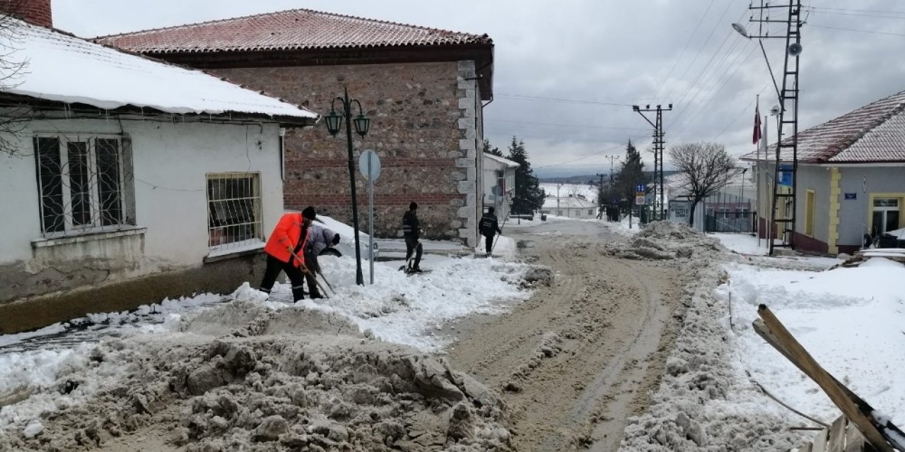 Mihalıççık’ta karla kaplı cadde ve sokaklar temizlendi