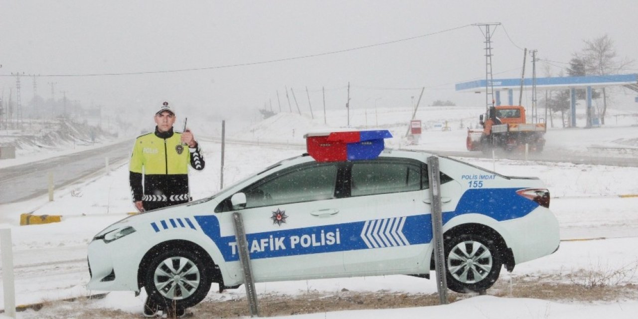 Karaman’da tipi ve buzlanma ulaşımda aksamalara neden oluyor