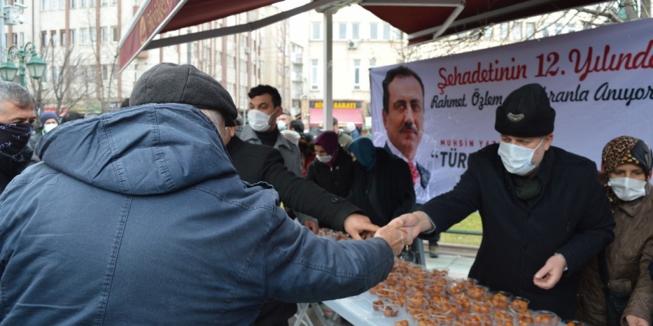 Eskişehir’de Muhsin Yazıcıoğlu için mevlit okundu, lokma dağıtıdı