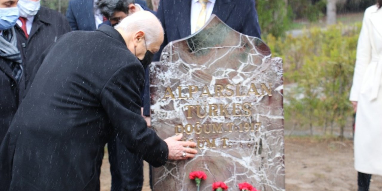 MHP lideri Bahçeli’den Alparslan Türkeş’in kabrine ziyaret