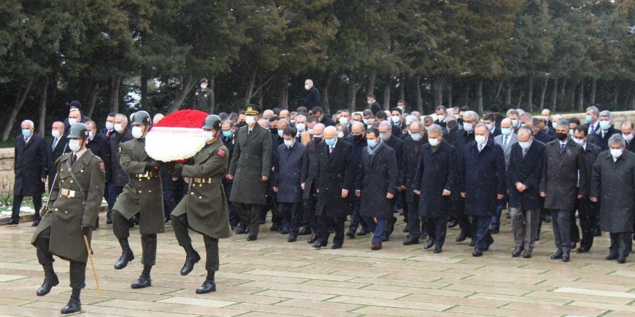 MHP lideri Bahçeli ve heyeti Anıtkabir’i ziyaret etti