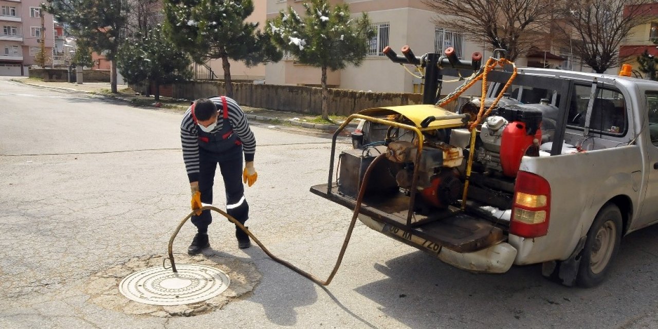 Akşehir Belediyesi sivrisineklere karşı kanal sisleme çalışmalarını sürdürüyor