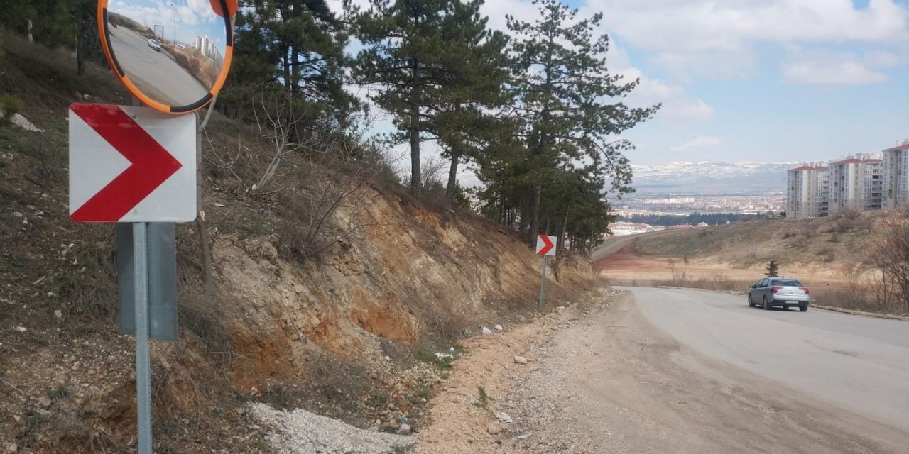 Vandalların kırdığı tepegöz güvenlik aynası yenilendi