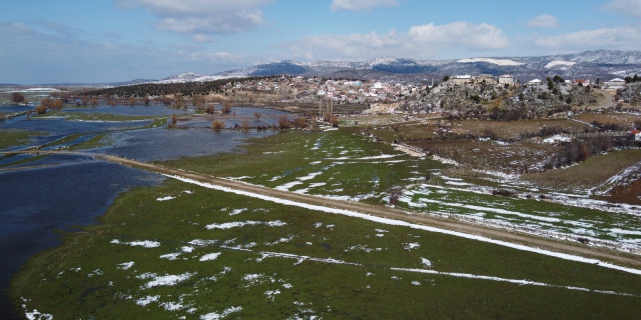 Beyşehir’de eriyen karlar, ekili arazileri suyla doldurdu