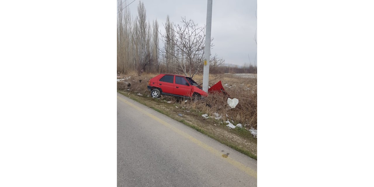 Direğe çarpan otomobilin sürücüsü yaralandı