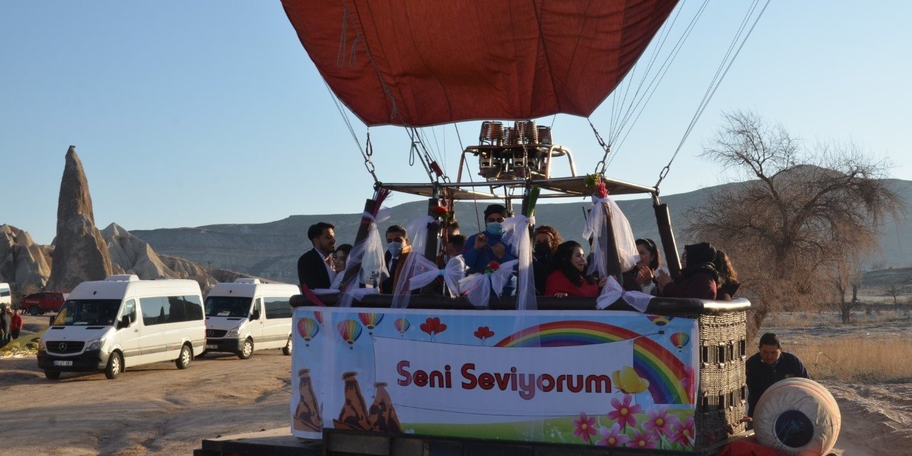 Kapadokya’da gökyüzünde nikah kıyıldı