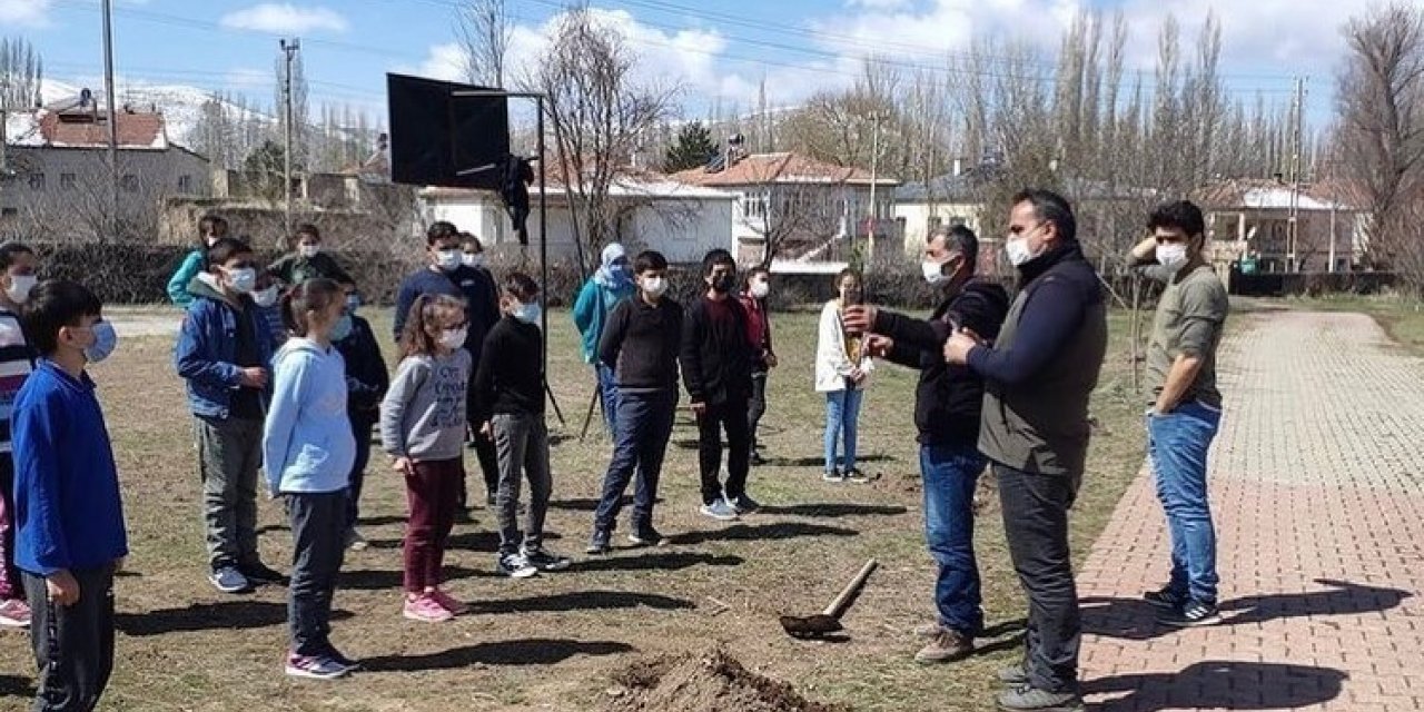 Tomarza’da öğrenciler ve öğretmenler okul bahçelerine ağaç dikti