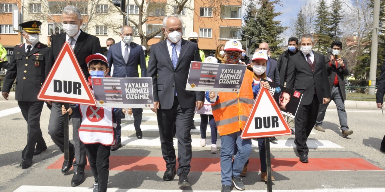 Eskişehir’de de yaya geçitleri kırmızıya boyandı