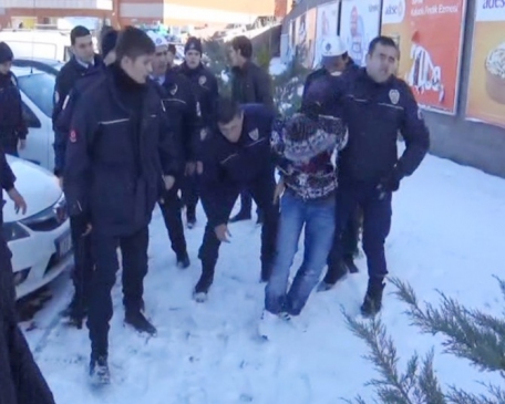 Aksaray'da Kavga Eden Gruba Cop ve Biber Gazlı Müdahale