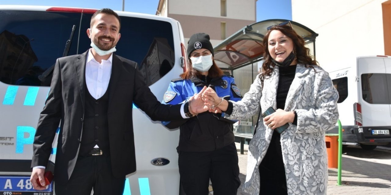 Nişanlısına evlilik teklifi etmek için polis ekiplerinden yardım istedi