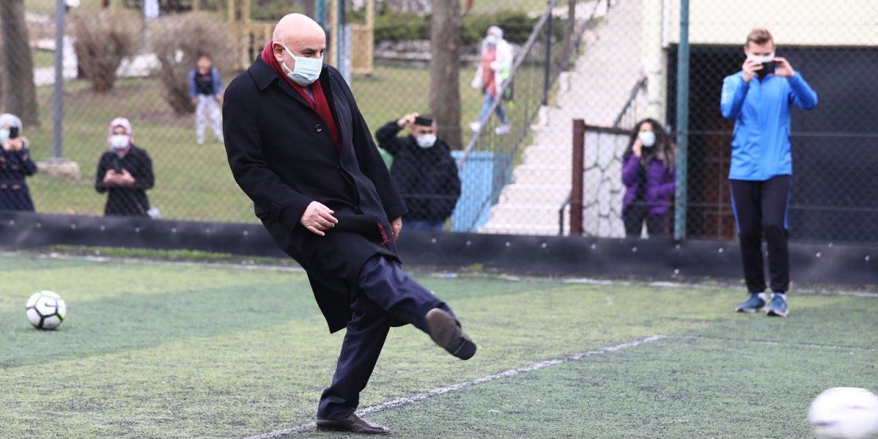 Başkan Altınok’tan minik futbolculara penaltı dersi