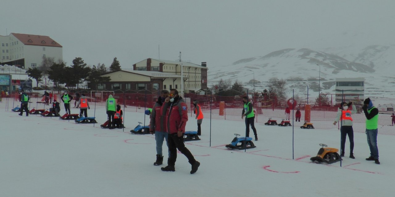 Erciyes’te ’Artık Çekilmez Oldun Kızak Yarışması’ eğlenceli dakikalar yaşattı