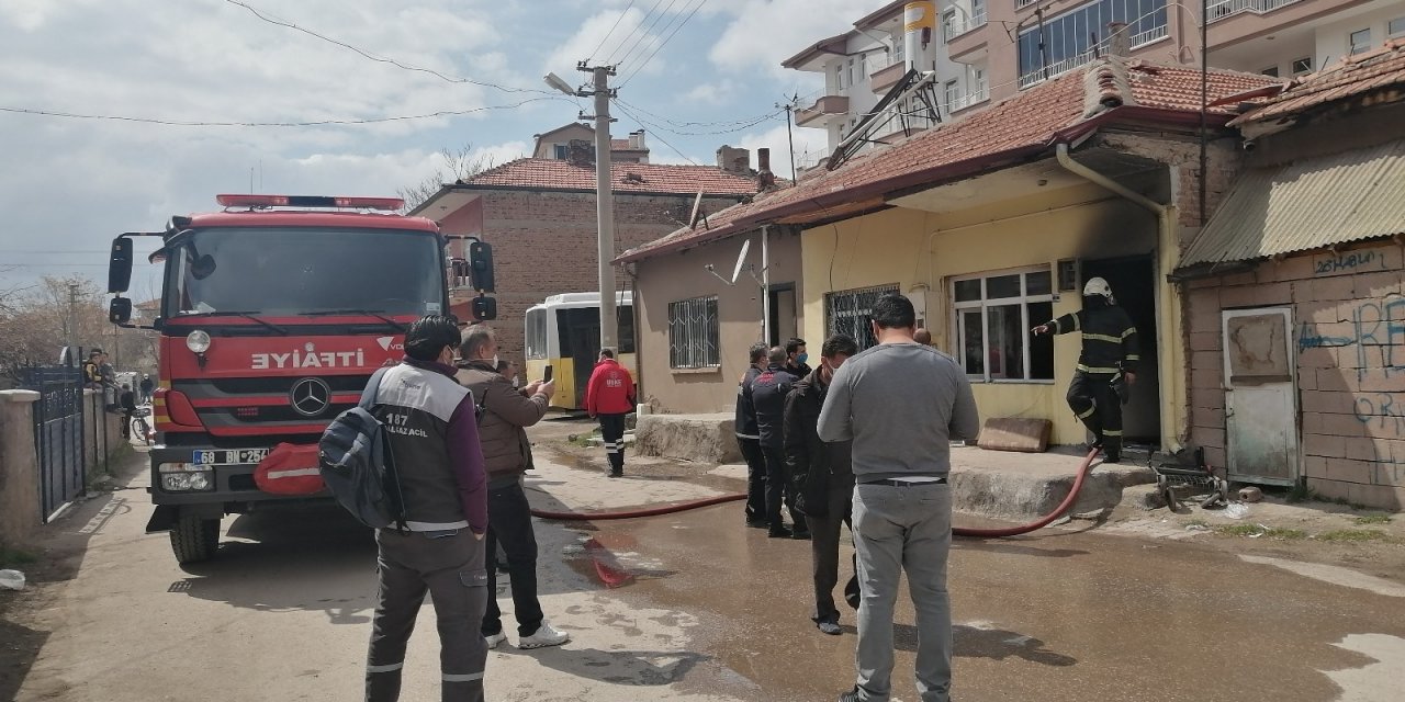 Müstakil evdeki yangında dumandan etkilenen yaşlı kadın hastanelik oldu