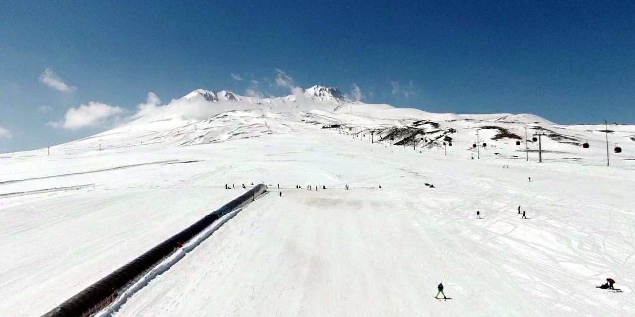 Turistler Erciyes’te boş pistlerin keyfini çıkardı