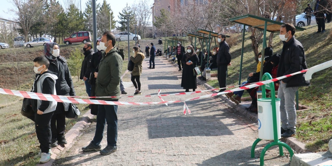 Sivas’ta MSÜ sınavı heyecanı yaşandı, kimliğini düşüren adayın imdadına polis yetişti