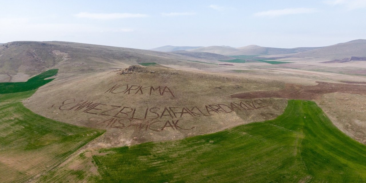 Vatan sevgisini dağlara yazdı