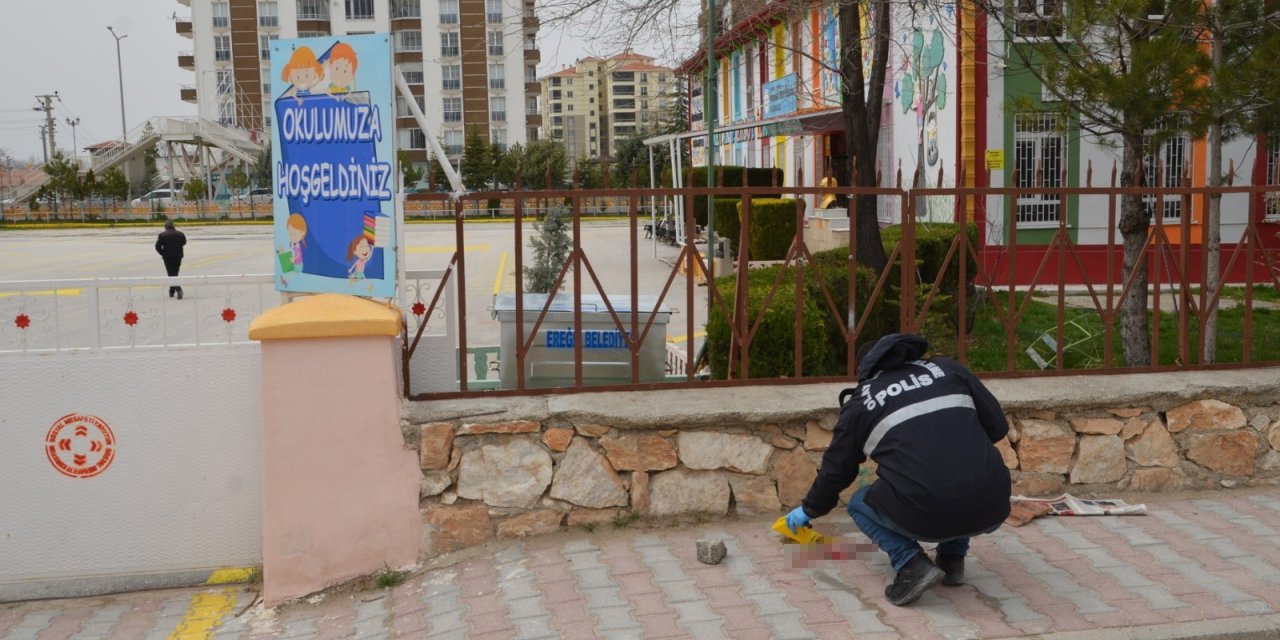 Çocuklarının okulunun önünde kayınpederini öldürdü