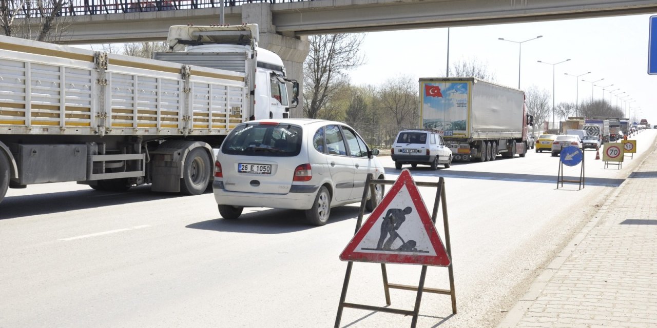 Yol çalışması kilometrelerce araç kuyruğuna sebep oldu