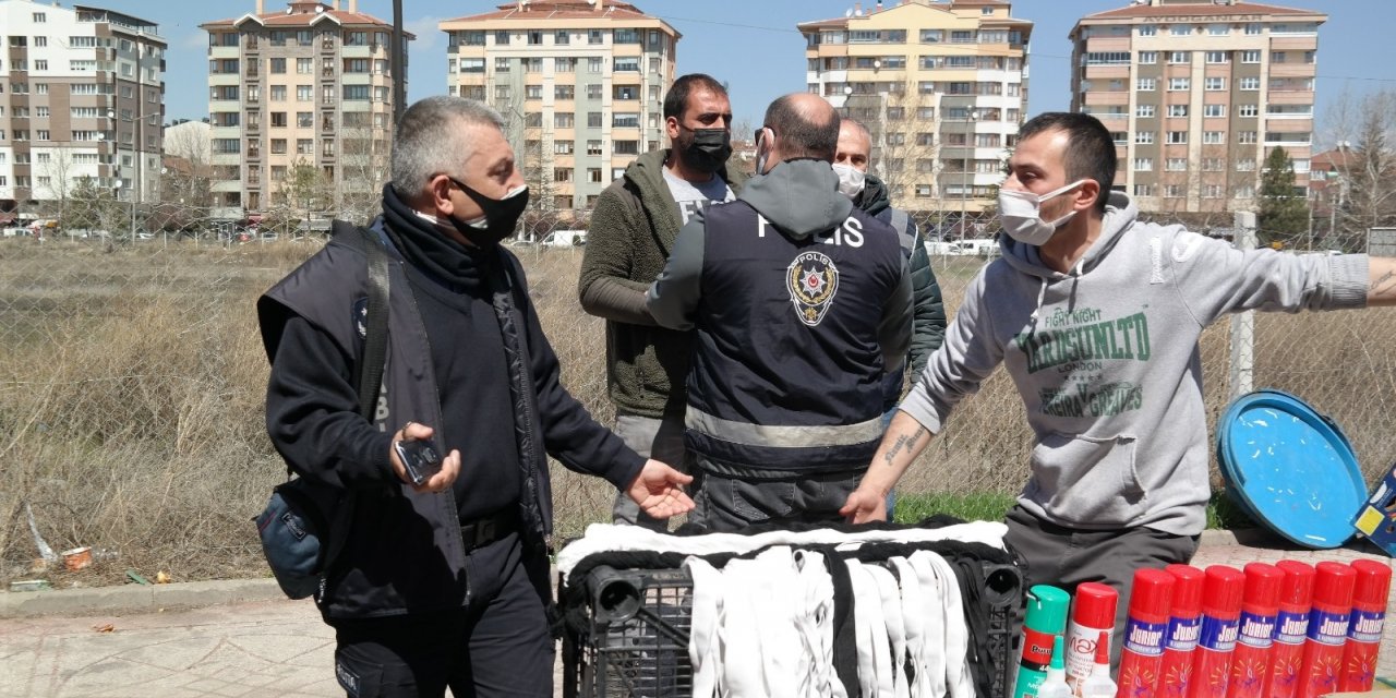 Kasaları tekmeledi zabıtanın üzerine yürüdü