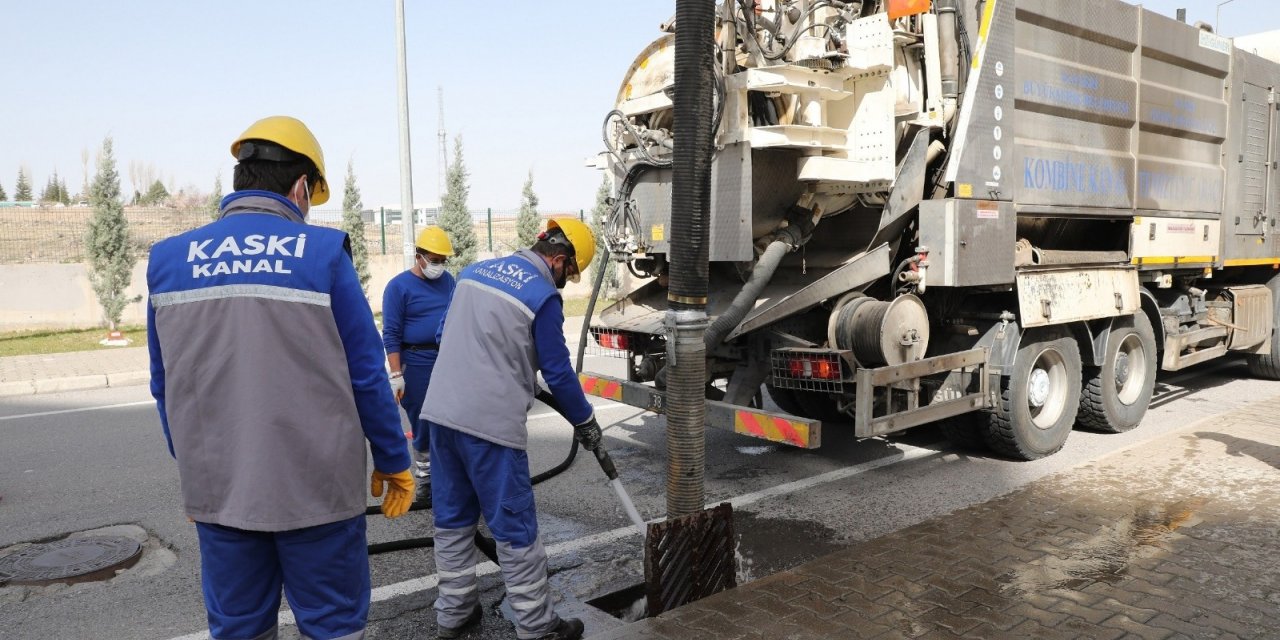 KASKİ ızgaraları temizliyor