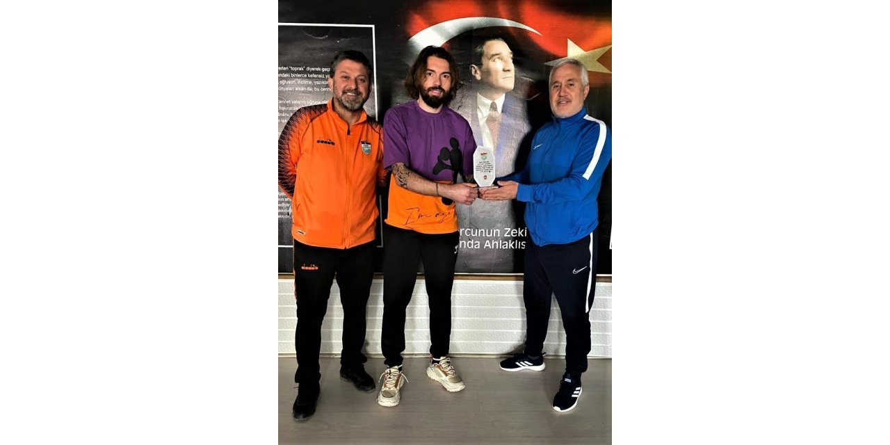 Kırşehir Belediyespor’un  golcüsüne teknik direktörden plaket