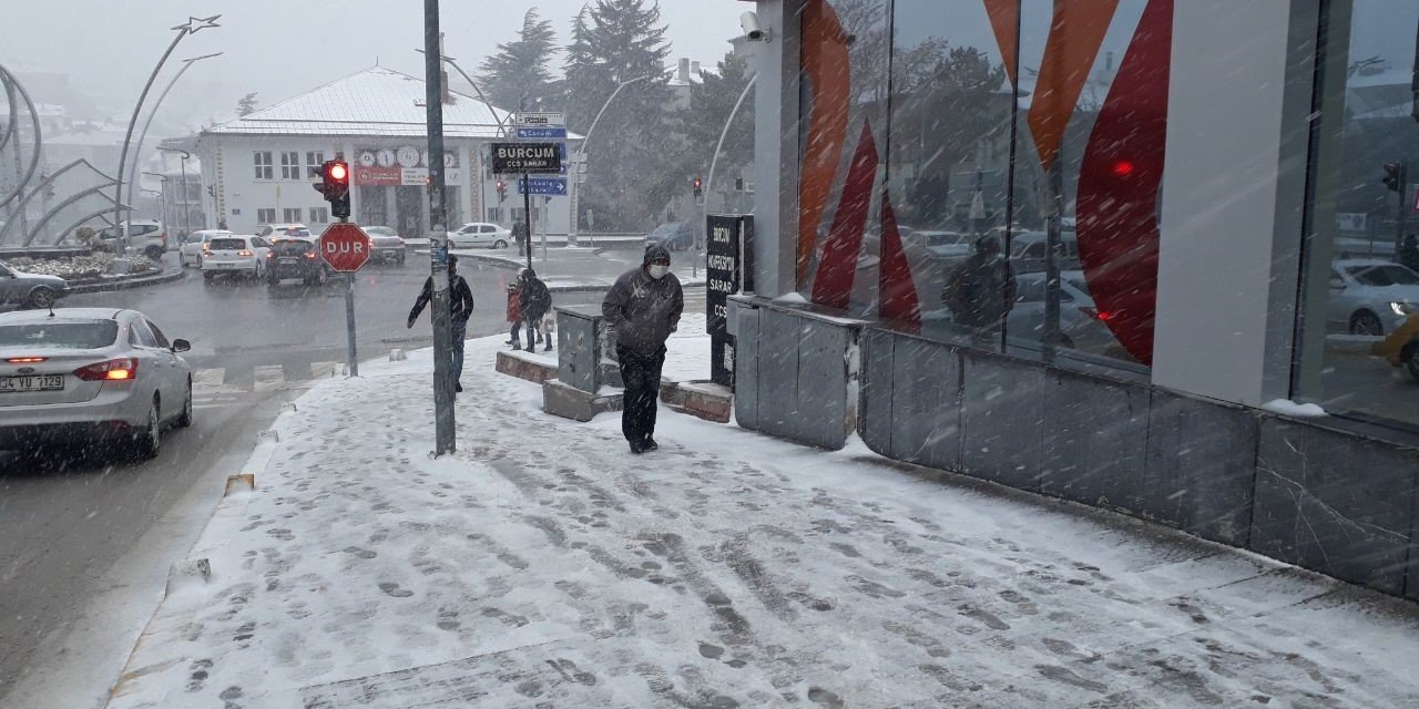 Yozgat’ta kar yağışı etkili oluyor