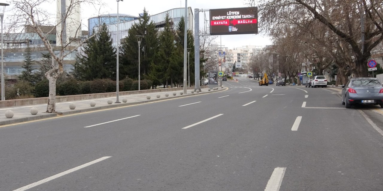 Başkentte pandemi kısıtlamalarıyla beraber sokaklar yine boş kaldı