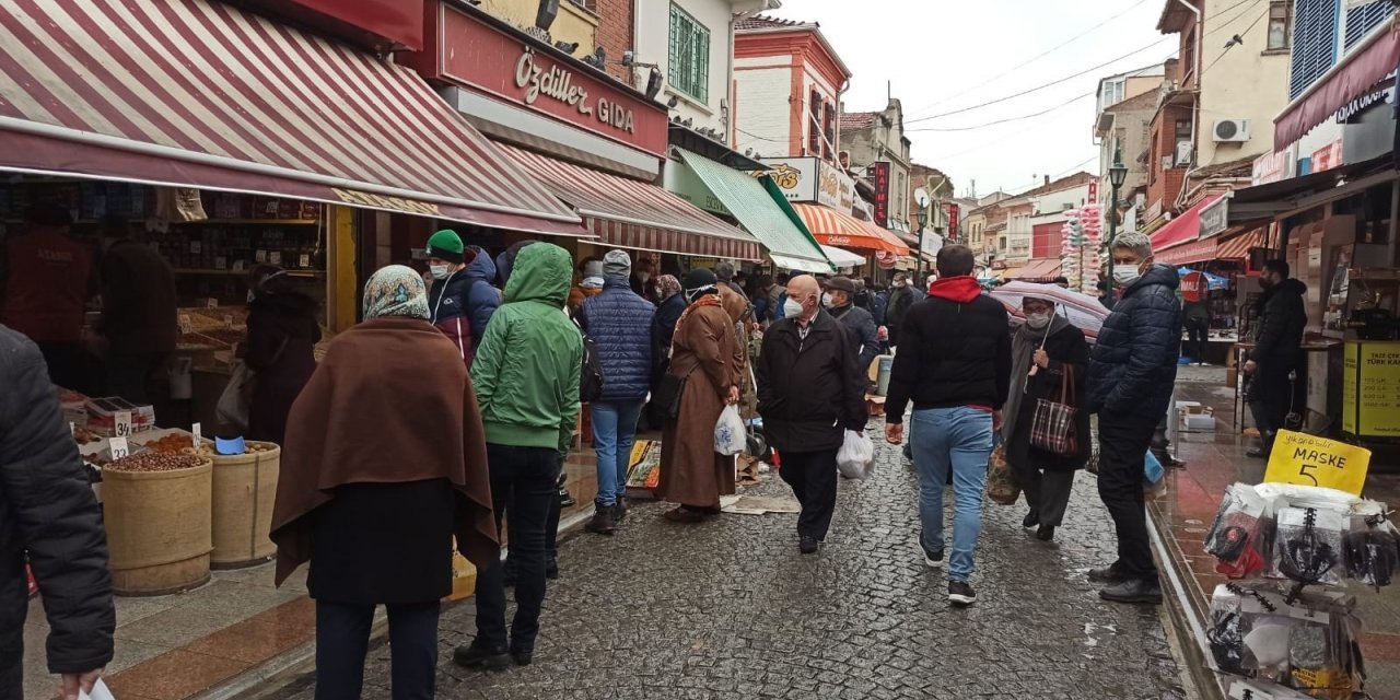 Ramazan alışverişi dükkân önlerinde uzun kuyruklar oluşturdu