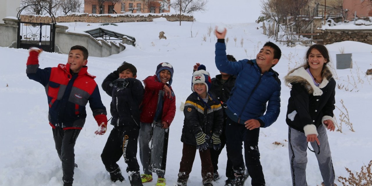 Aksaray’da Nisan ayında yağan kar çocukları sevindirdi