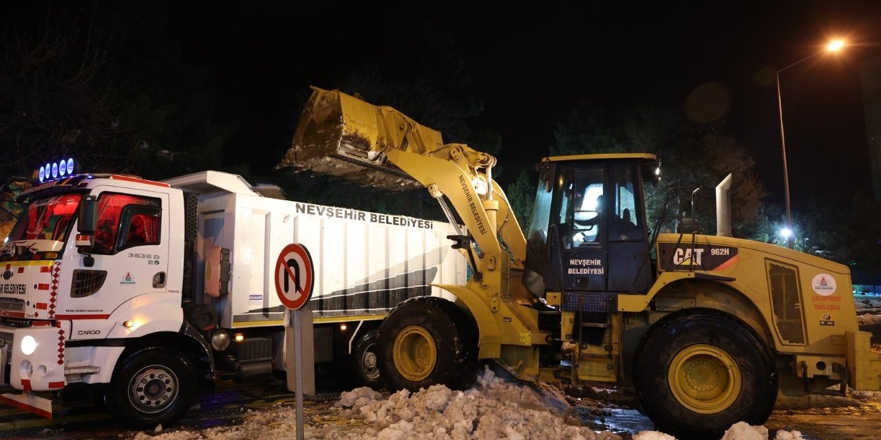 Belediye ekiplerinden gece kar temizliği