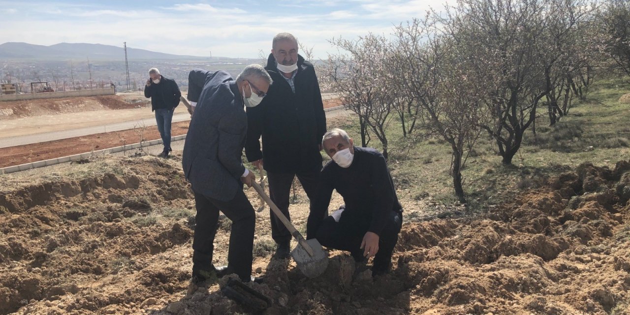 Yunus Emre anısına alıç fidanı dikildi