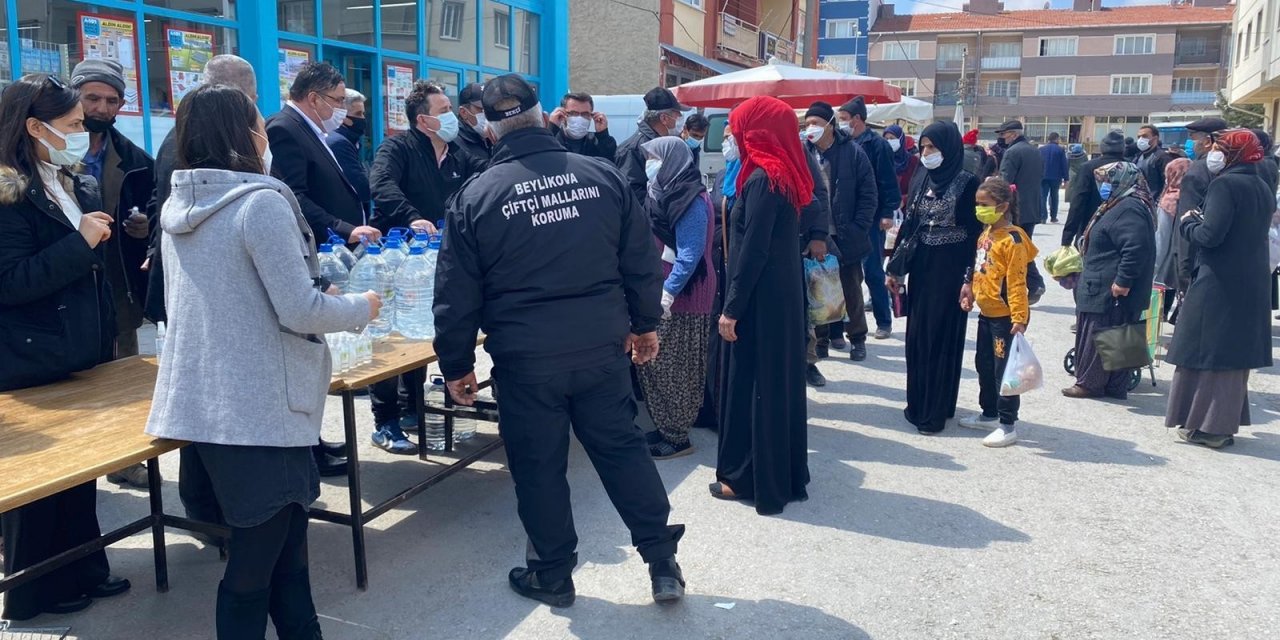 Beylikova’da vatandaşlara ücretsiz dezenfektan dağıtıldı