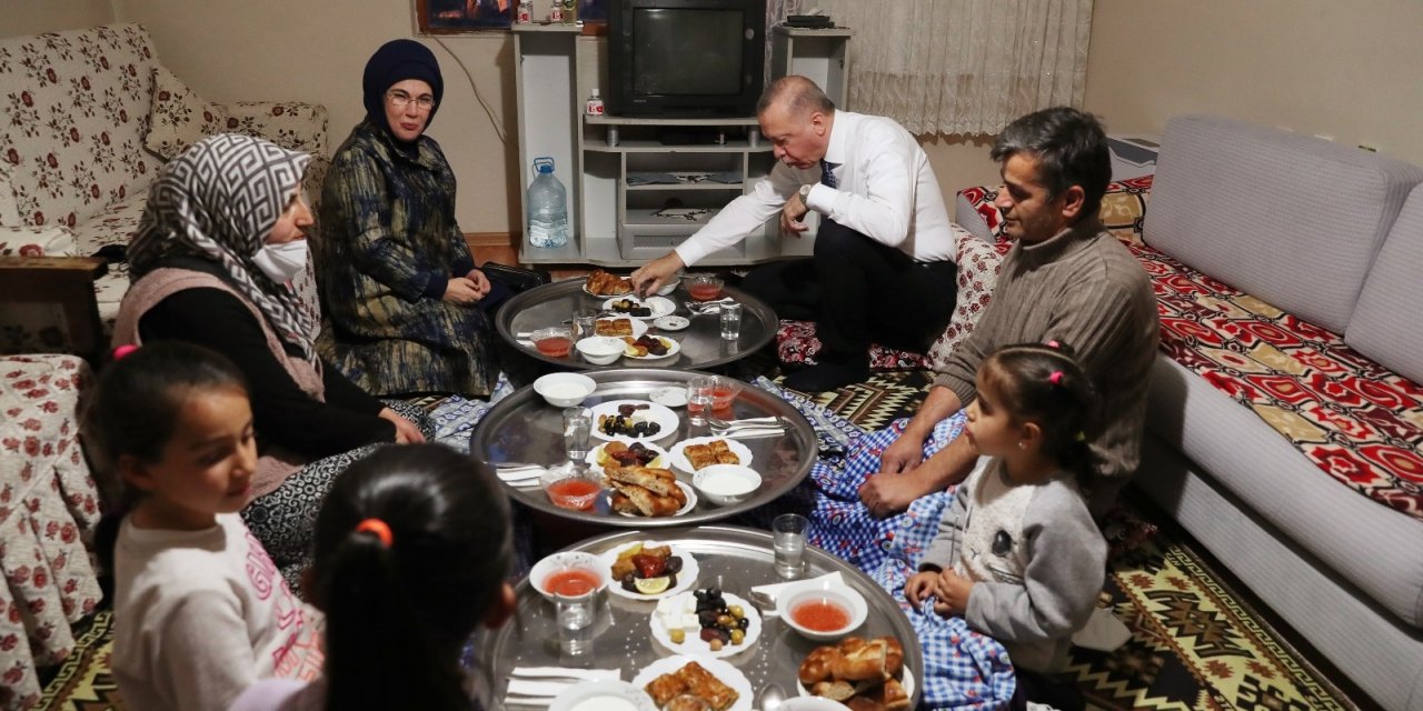 Cumhurbaşkanı Erdoğan ve eşi Emine Erdoğan, iftarda bir vatandaşın evine konuk oldu