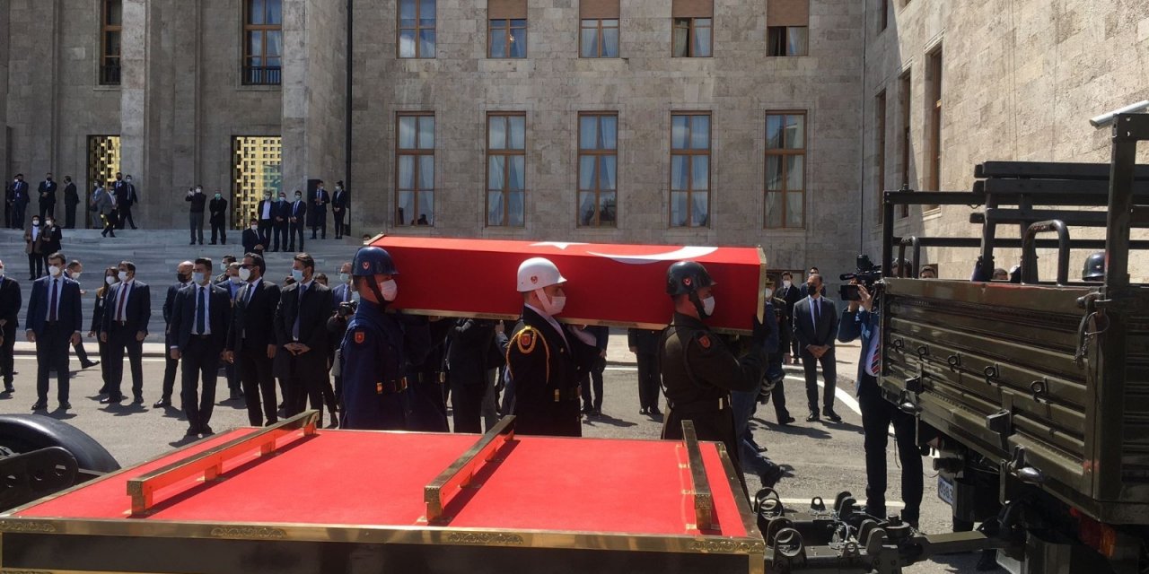 Eski Başbakan Yıldırım Akbulut için Mecliste tören düzenlendi