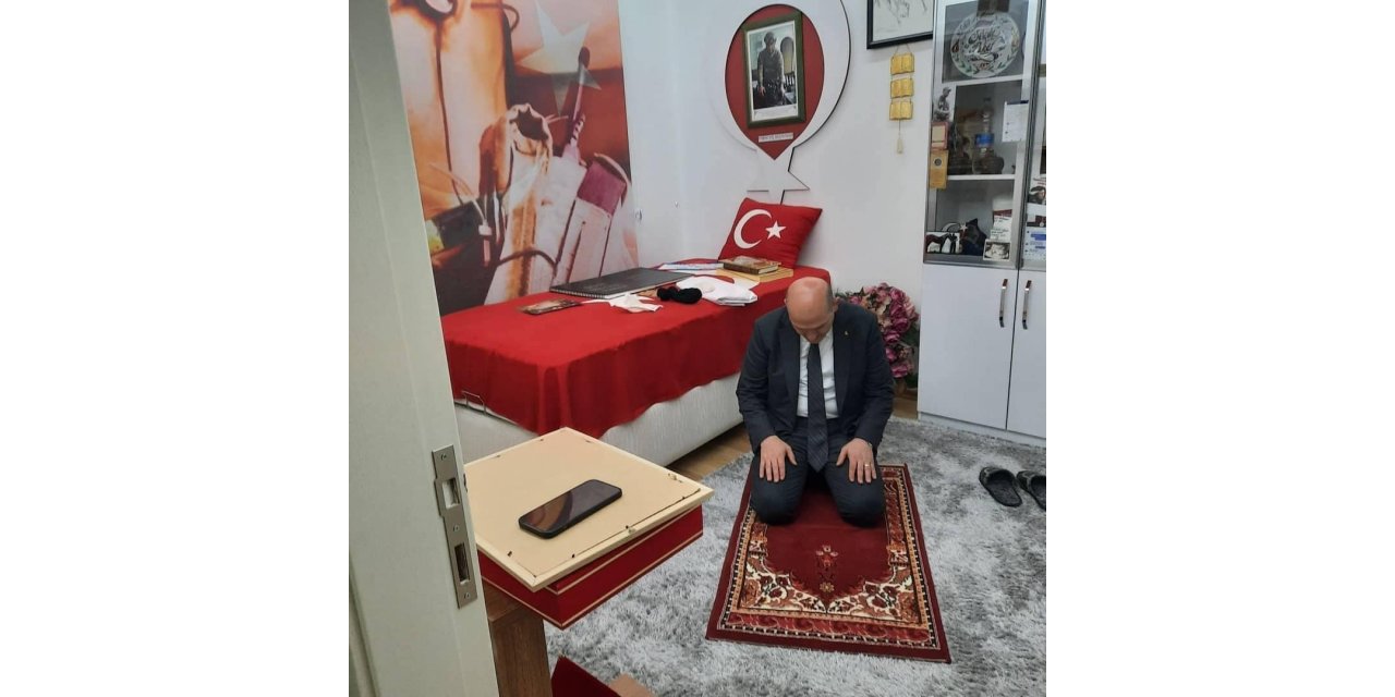 Bakan Soylu, ’Tabuta Sığmayan Şehid’in seccadesinde namaz kıldı