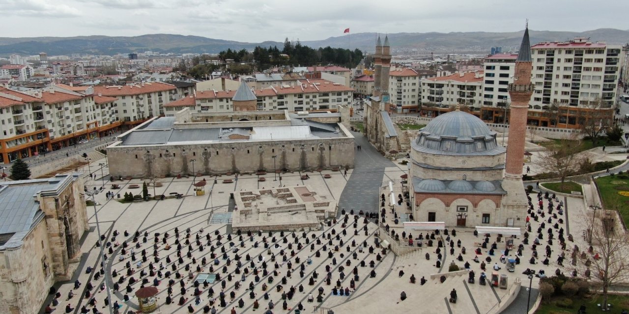 Ramazan’ın ilk cuma namazında camilerde güzel görüntüler oluştu