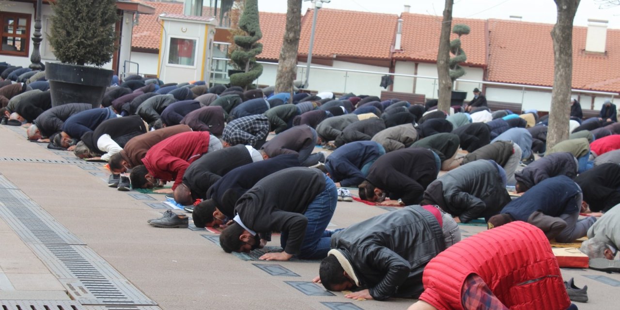 Hacı Bayram Veli Camii’nde Ramazan’ın ilk cuma namazı kılındı