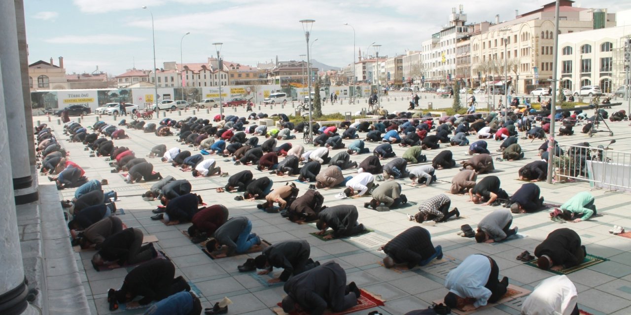 Konya’da Ramazan ayının ilk cuma namazı tedbirlerle kılındı