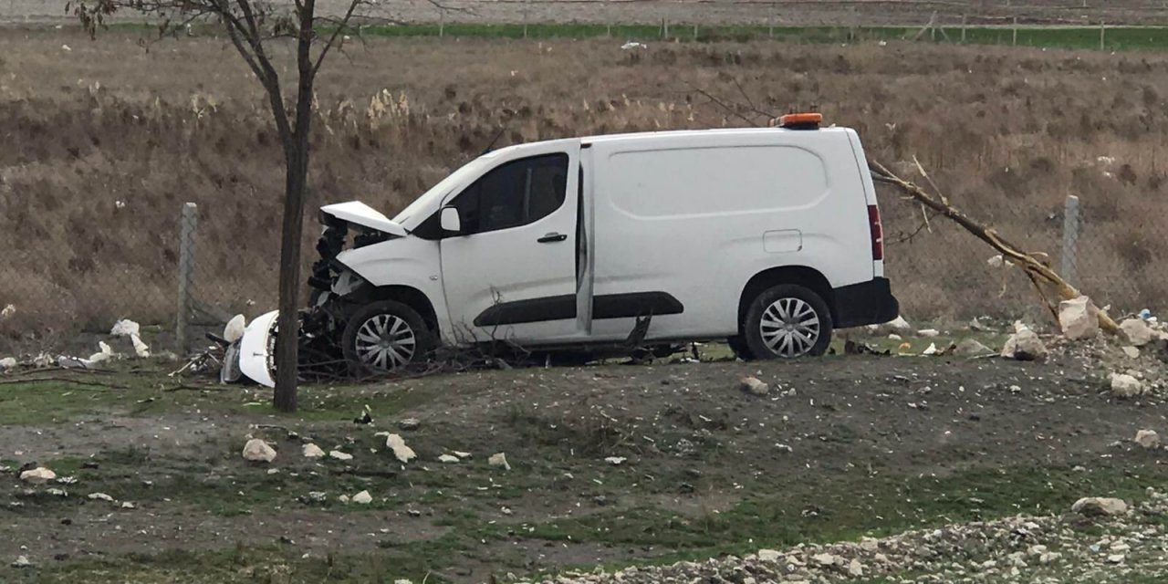 Kontrolden çıkan hafif ticari araç ağaca çarptı:1 yaralı