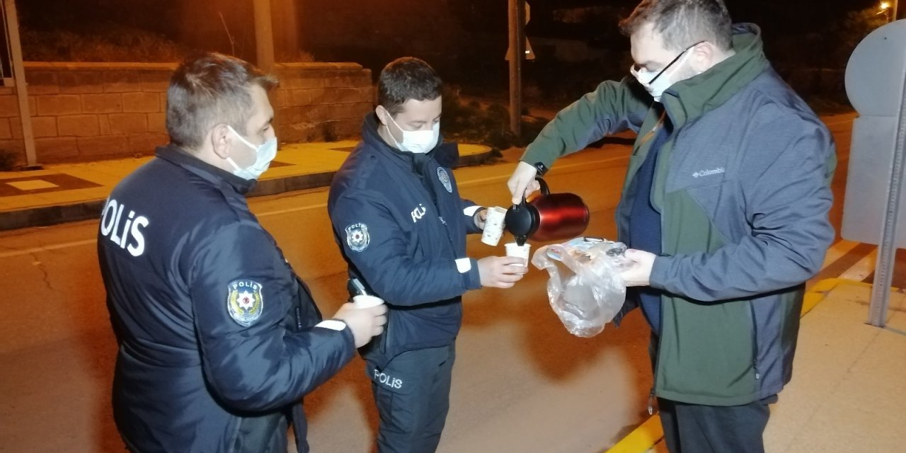 Doktordan uygulama yapan polislere çay ve kek ikramı