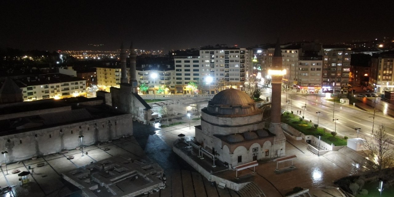 Covid-19 engeline takılan 5 asırlık gelenek minarelerden sürdürülüyor