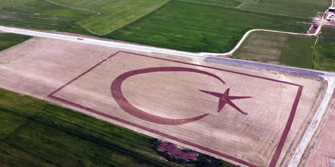 70 dönümlük tarlasına traktörüyle Türk bayrağı çizdi