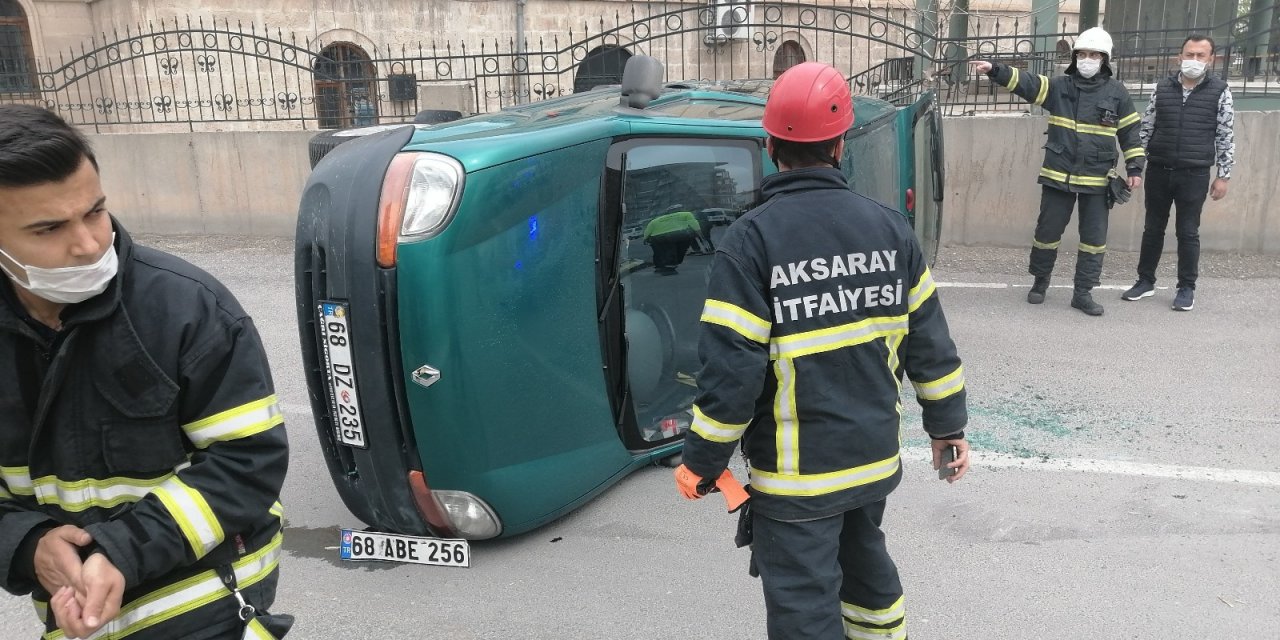 Hafif ticari araç ile otomobil çarpıştı: 2 yaralı