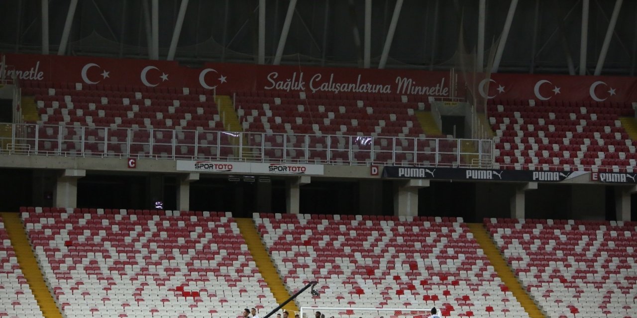 Sivasspor - Beşiktaş maçında ışıklar söndü, maç durdu