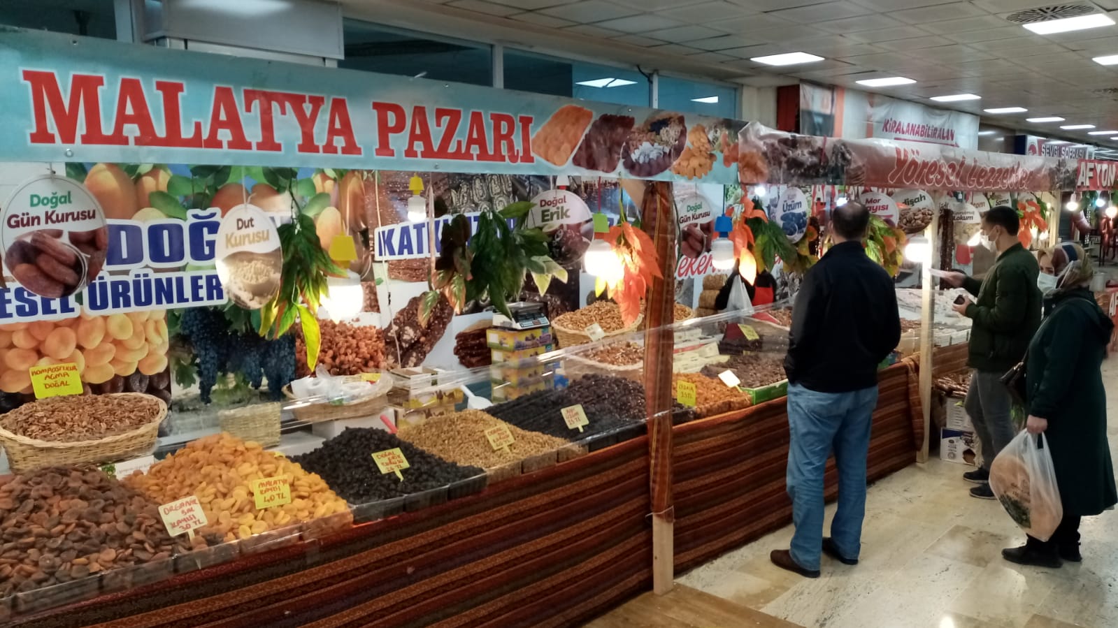 Konya Makro AVM'deki yöresel ürünler pazarına yoğun ilgi