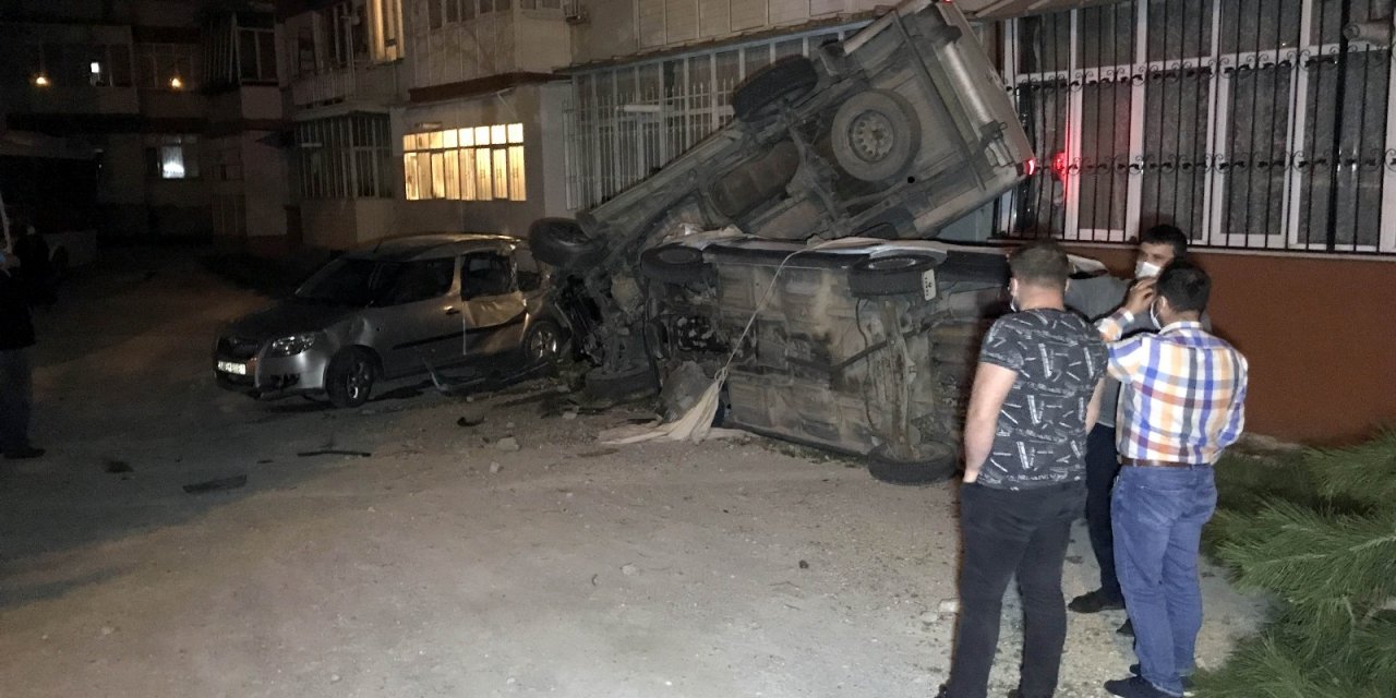 Alkollü sürücü önce 2 araca ardından apartmana çarptı, gülerek aracından eşyalarını istedi