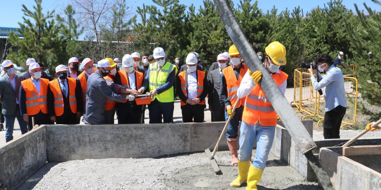 Türkiye’nin en büyük eldiven fabrikasının temeli Sivas’ta atıldı